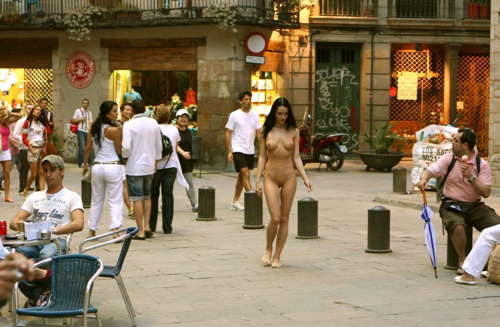 gwen-c-totally-nude-in-public