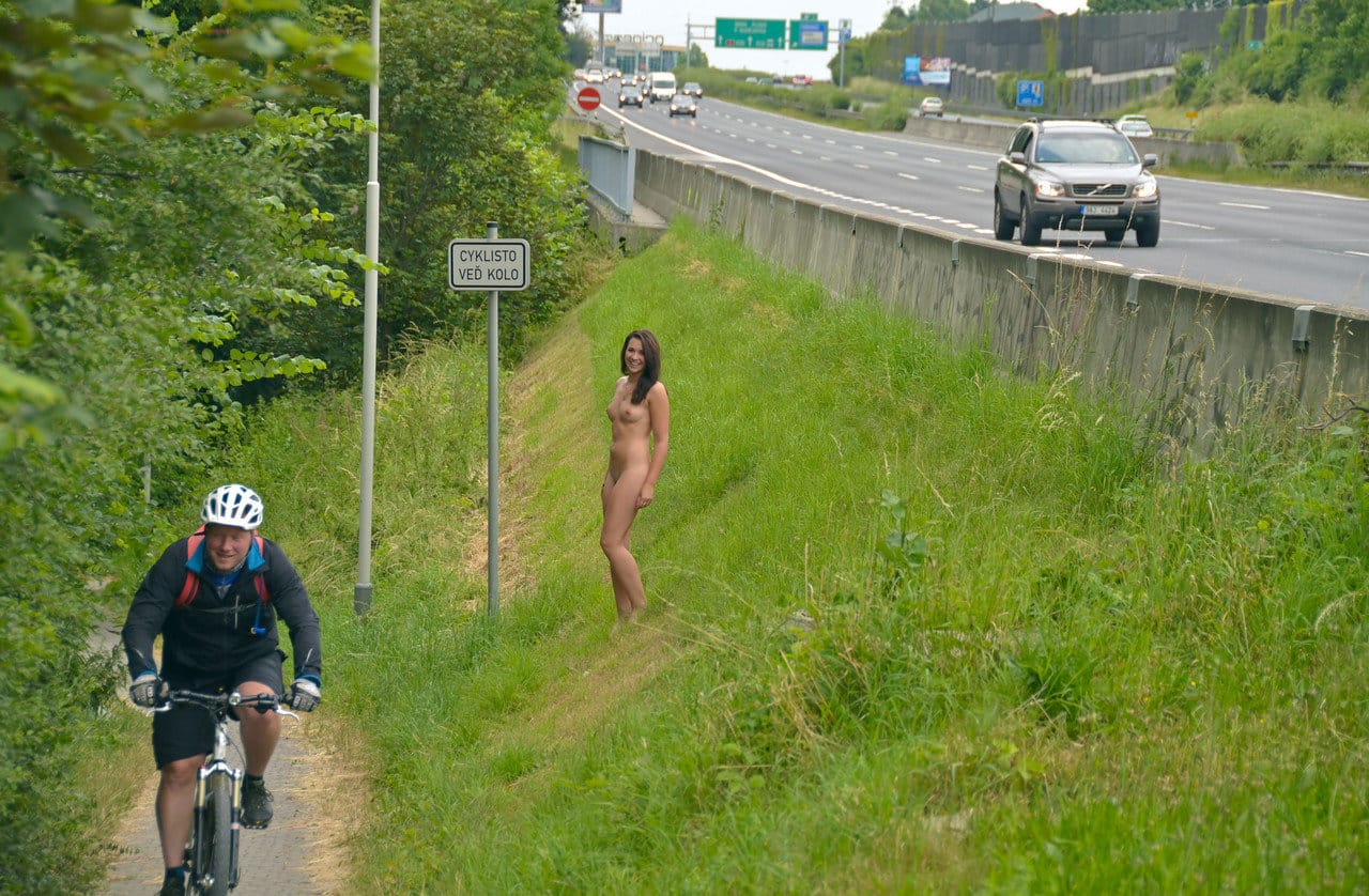 naked-in-public-babe-hiking-naked