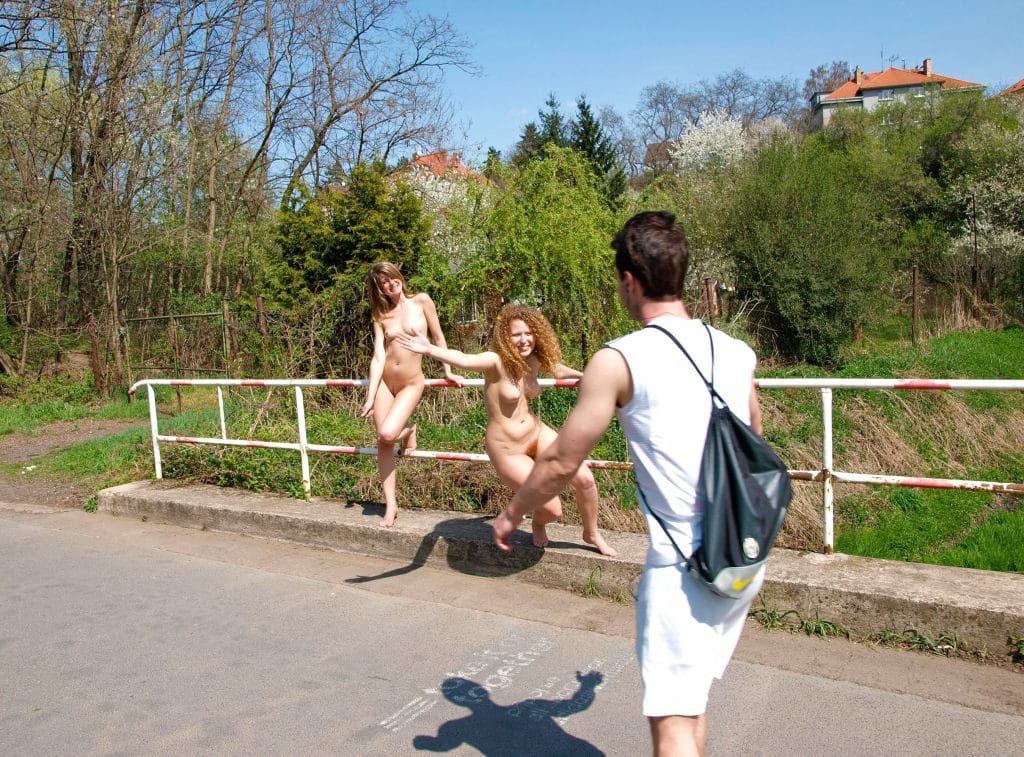 nude-in-public-katka-o.-&-lily-s-naked